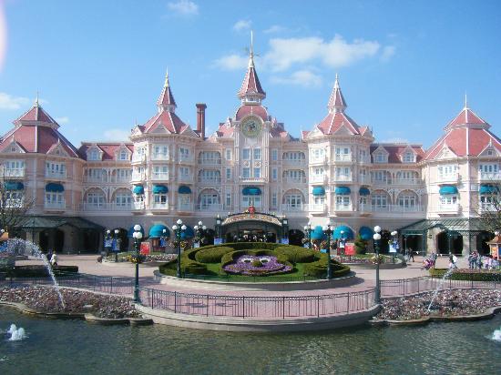 Disneyland-Hotel-Main-Paris